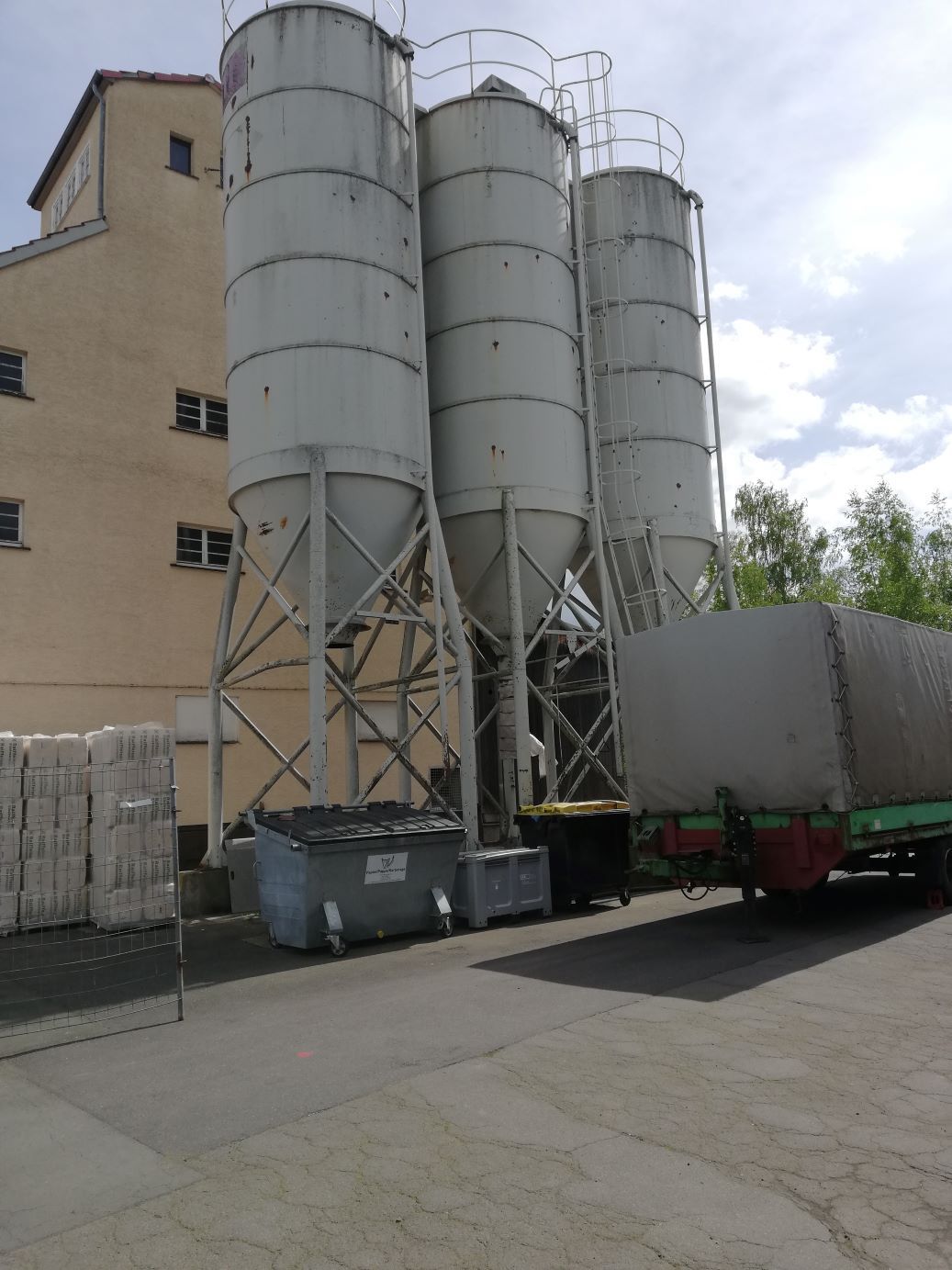 Unbek Silos Unterfahrsilos 3x60 cbm 