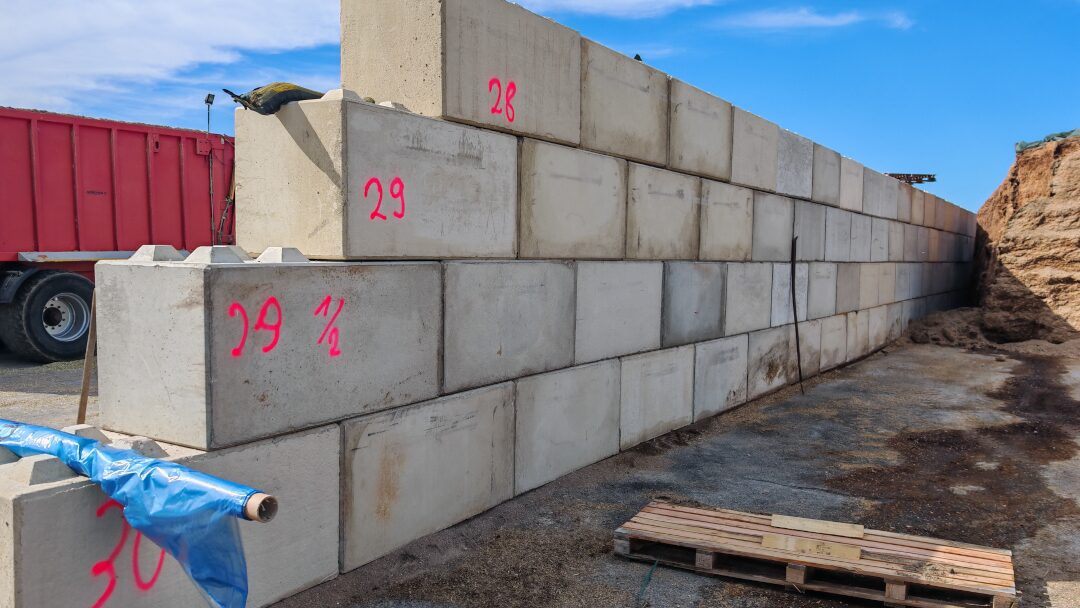 Betonblocksteine im Format 160 auf 80 auf 80