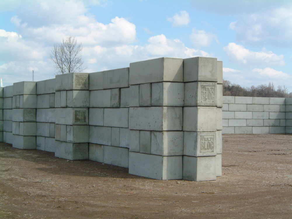 MULTIBLOC-Betonblockwand mit Ecke, langen Steinen und kurzen Quadern