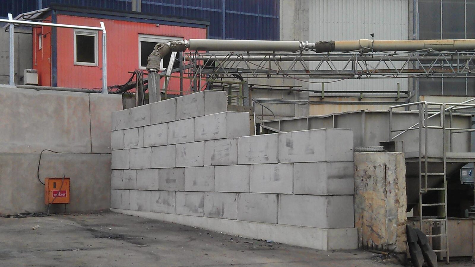 Wand aus Betonblocksteinen